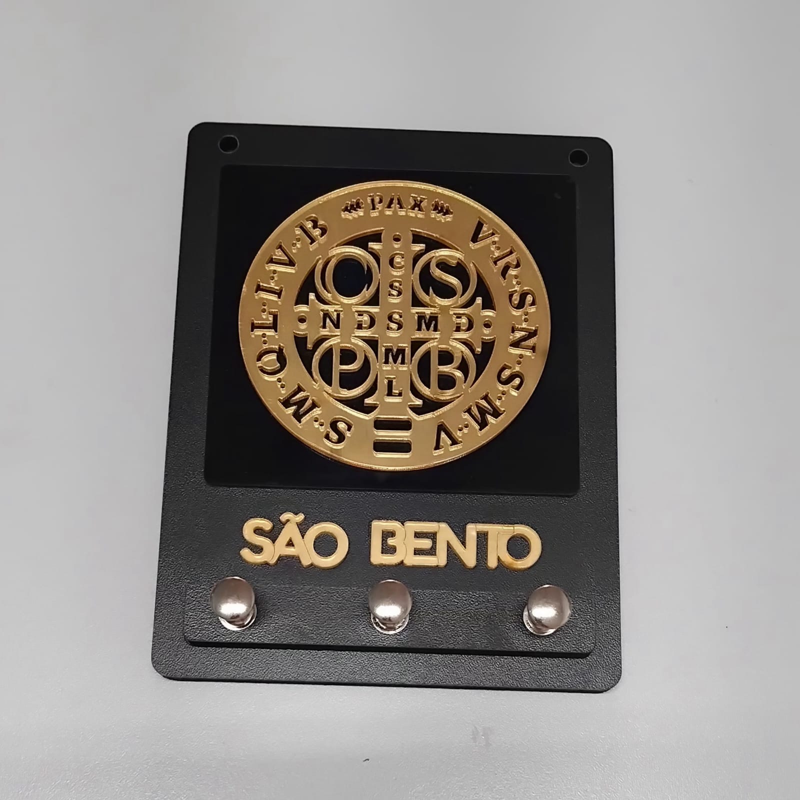 imagem de Porta chaves em MDF preto com  Medalha de São Bento