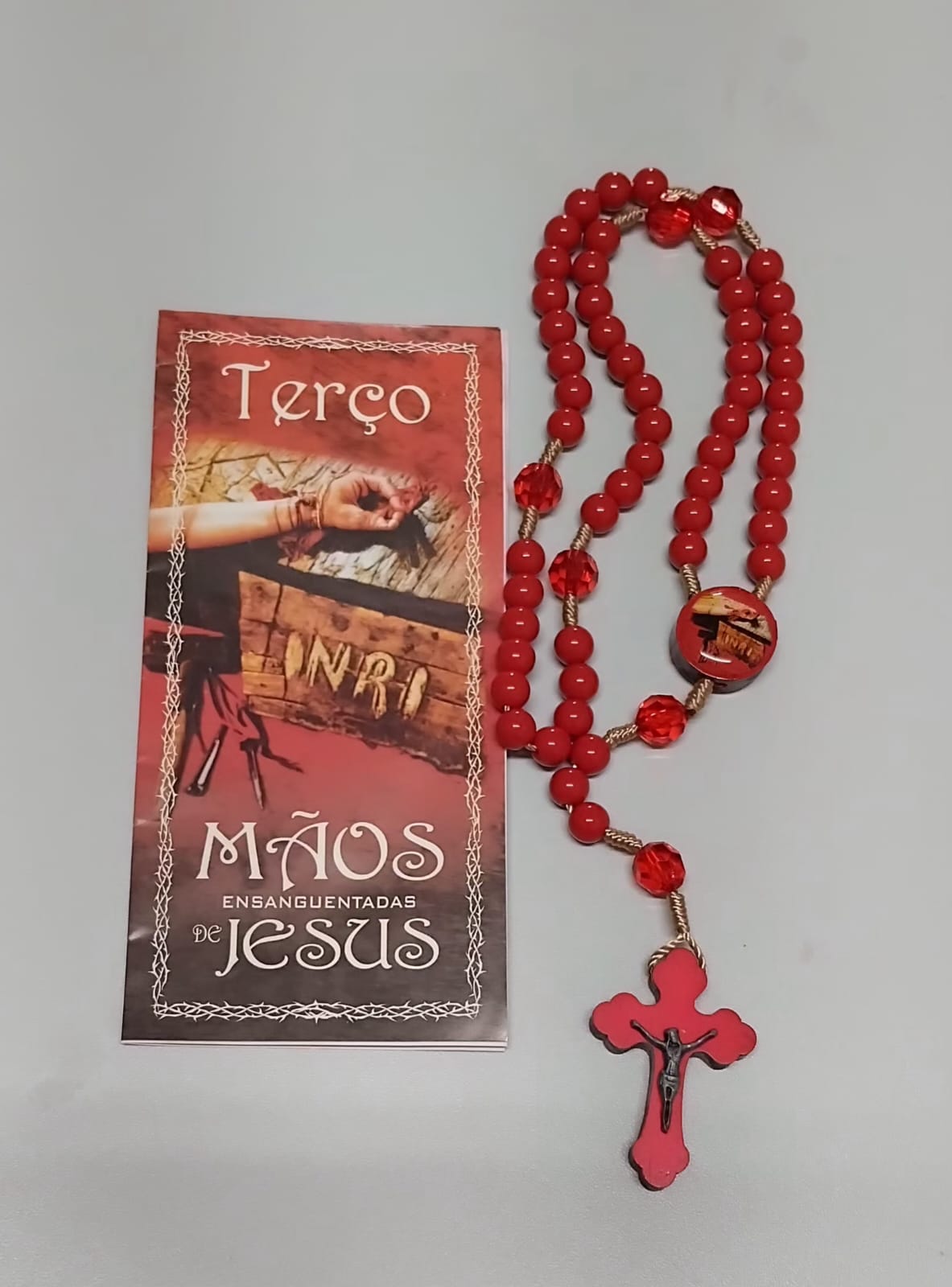 imagem de Terço das mãos ensanguentadas de Jesus com folheto