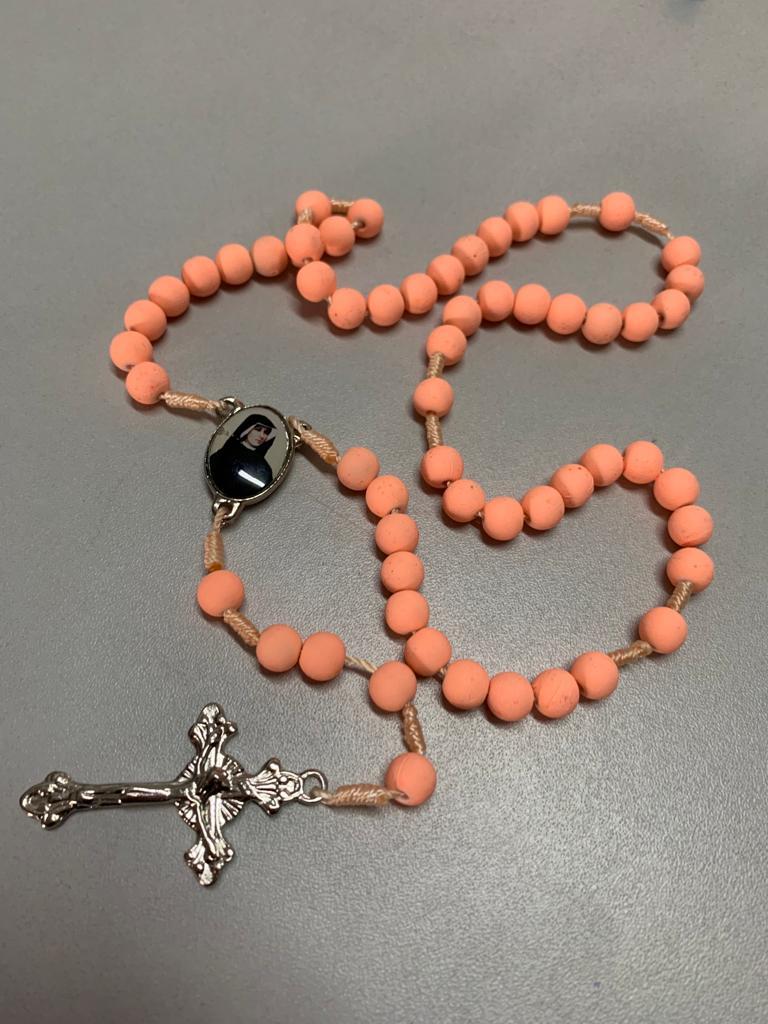 imagem de Terço Jesus Misericordioso contas salmão