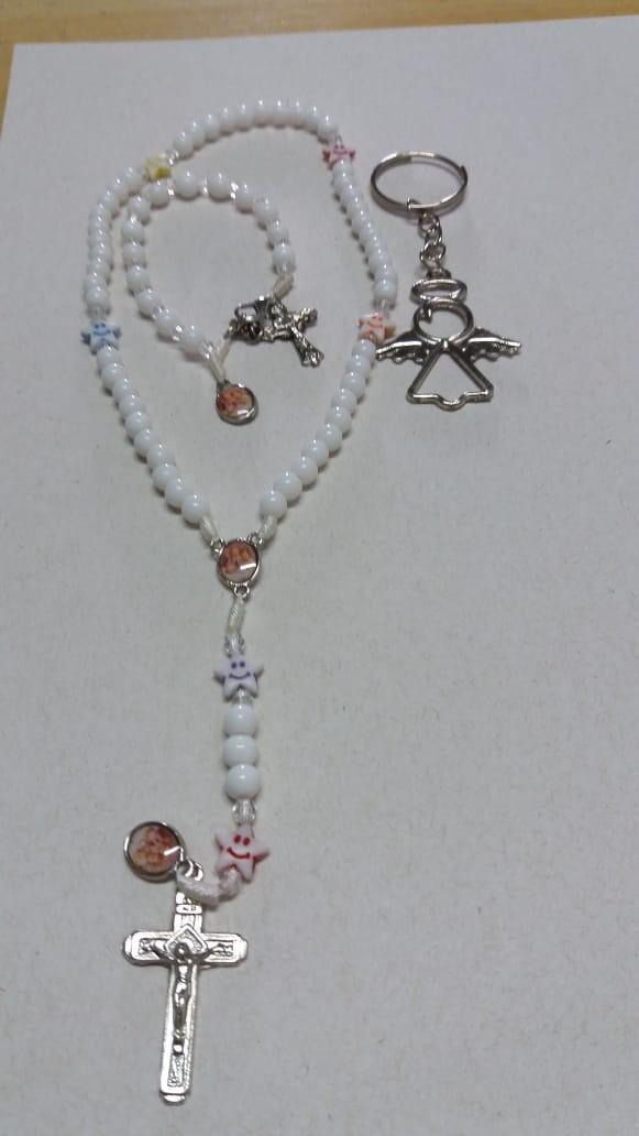 imagem de Kit Cheguei infantil com terço, pulseira e chaveiro - Branco