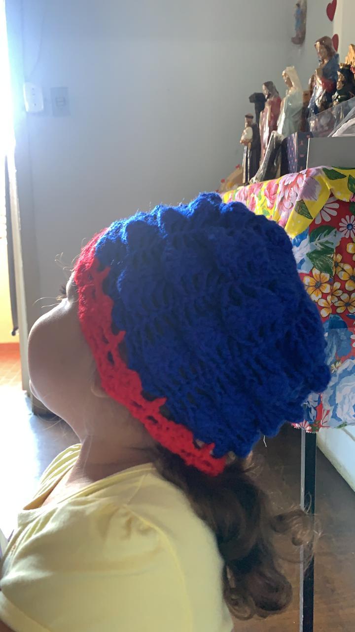 imagem de Gorro de lã azul e vermelho infantil