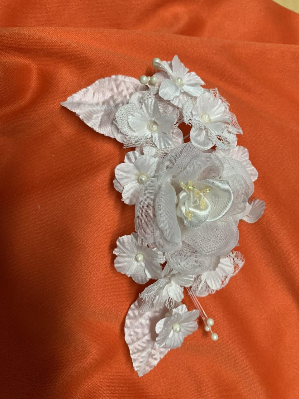 imagem de Arranjo de Cabelo - flor em cetim e pérolas brancas  - Infantil