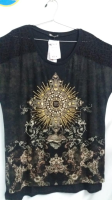 imagem de Blusa Ostensório preta rendada  e com pedrarias.