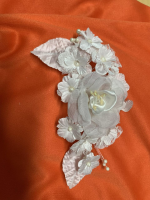imagem de Arranjo de Cabelo - flor em cetim e pérolas brancas  - Infantil